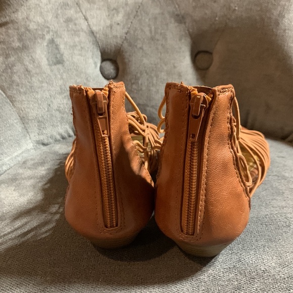 SM New York beige flat sandal. Size 8.5 - Picture 3 of 5